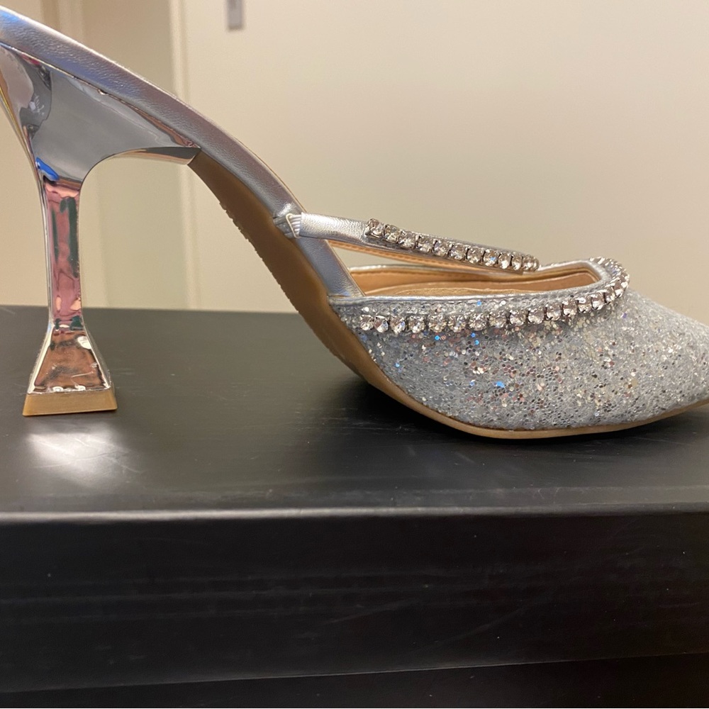 Silver, glittery dress shoes for prom, wedding, new years! 7.5